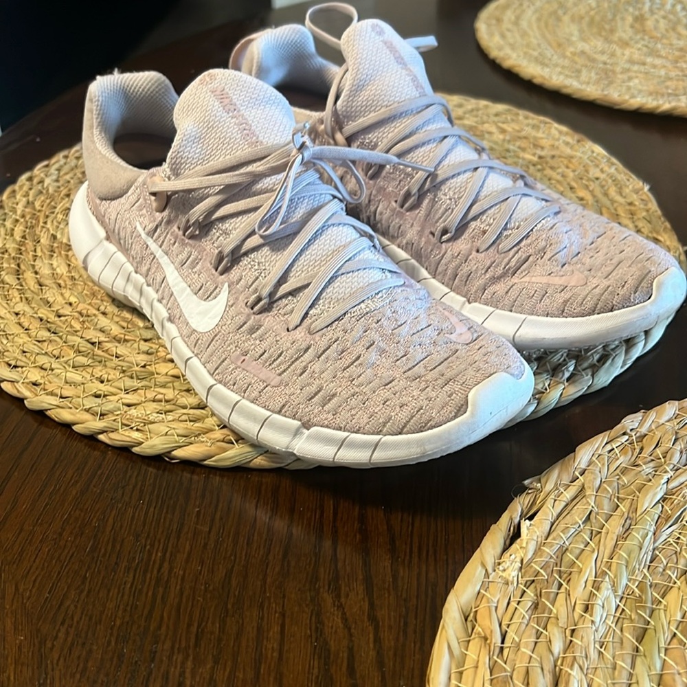 Women’s Nike sneakers used 7 1/2 very comfy!